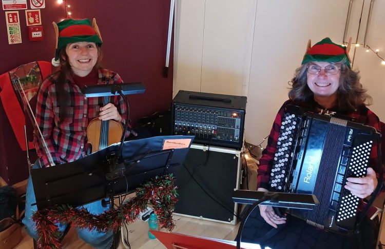 Barnbuskers duo with Judy and Laura