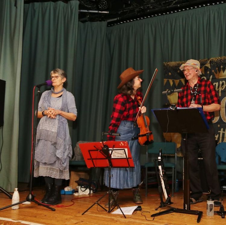 Barnbuskers Band with Caller