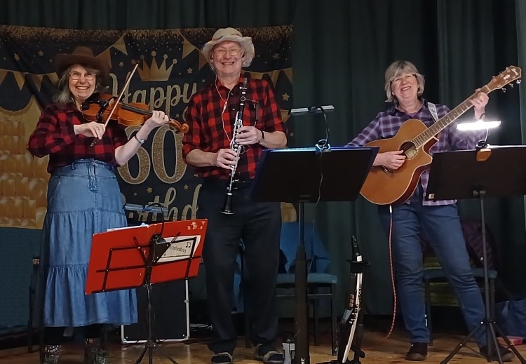 Judy Sarah Robin, diddle, clarinet, guitar