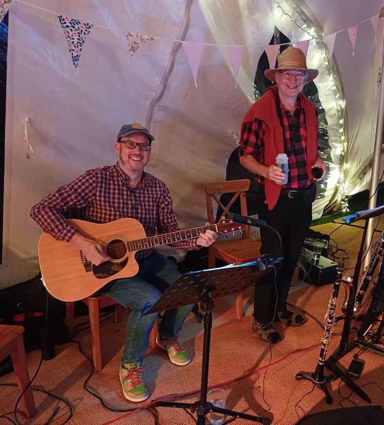 Barnbuskers ceilidh barn dance band members Robin and Anthony
